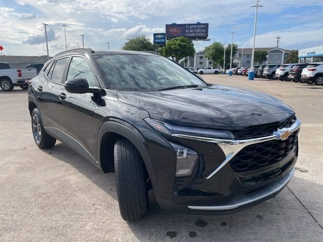 Used 2025 Chevrolet Trax LT image 3