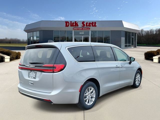 New 2026 Chrysler Pacifica Select image 4