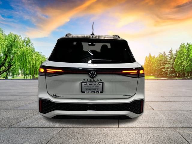 Certified 2025 Volkswagen Tiguan SE R-Line image 5