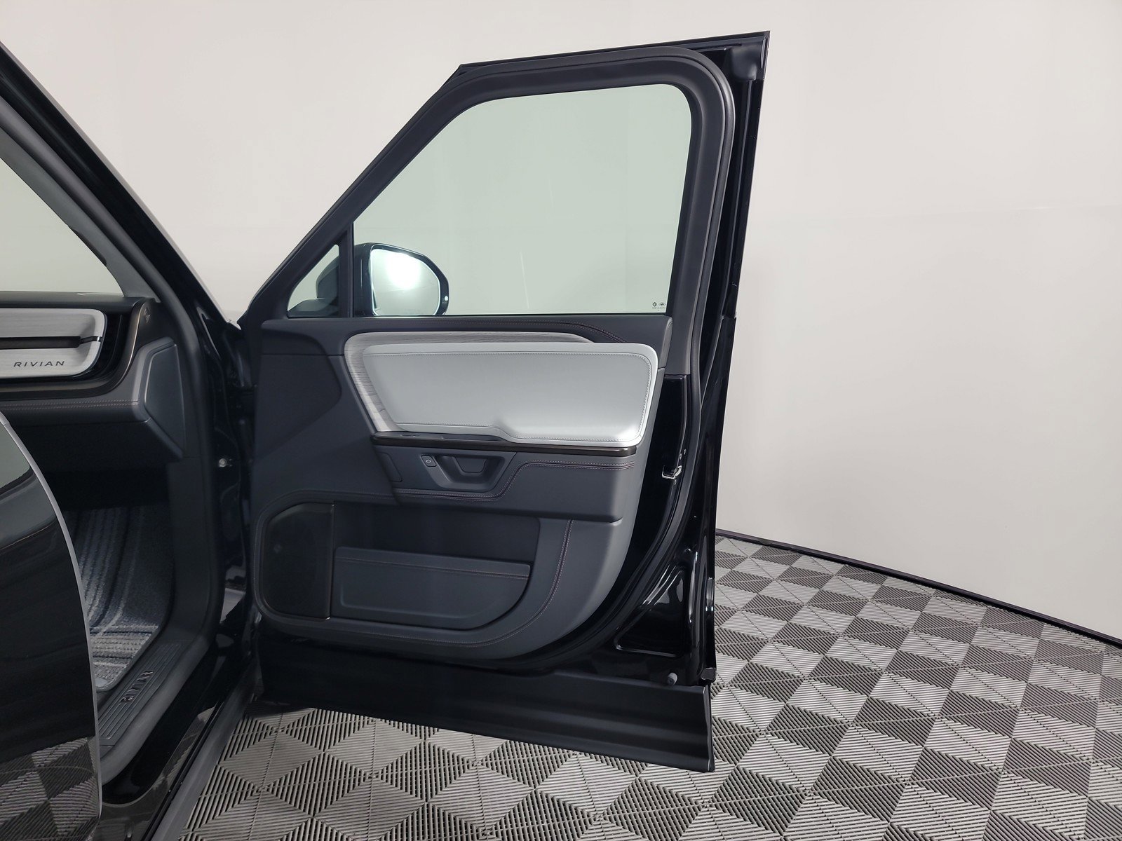 Used 2025 Rivian R1S Premium image 18