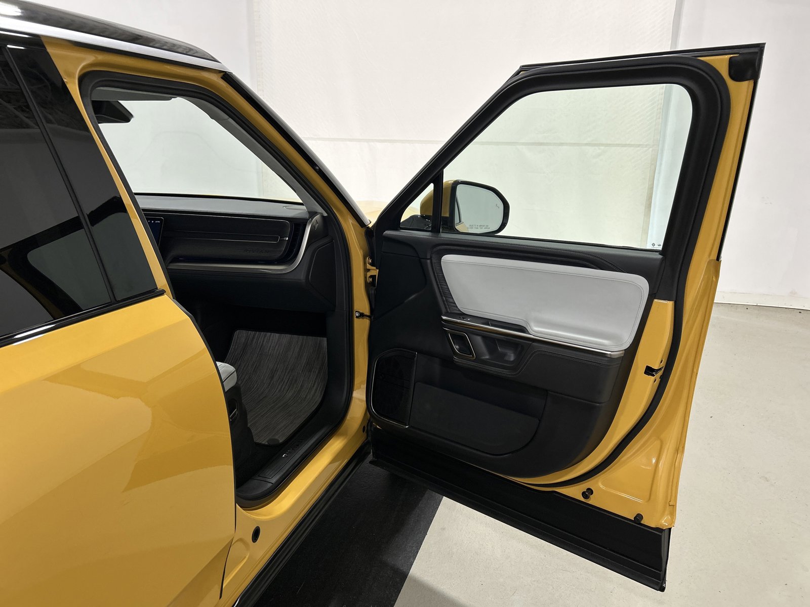 Used 2023 Rivian R1S Adventure AWD/4WD image 18