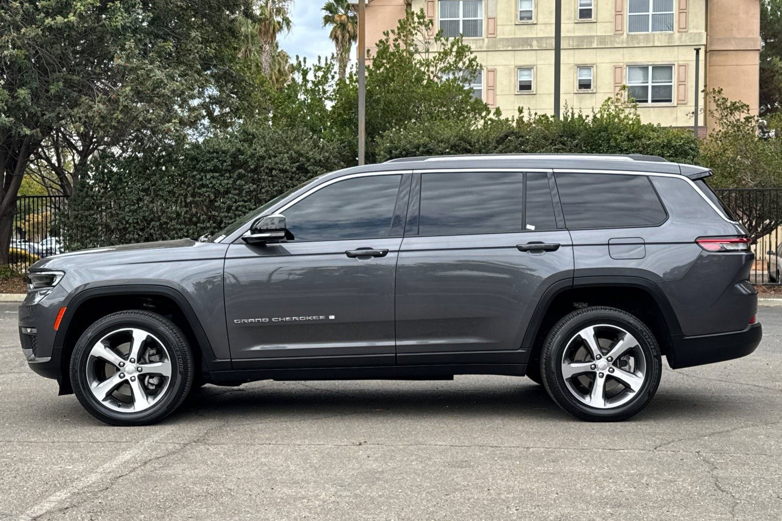 Used 2023 Jeep Grand Cherokee L Limited w/ Rear Seat Video Group I AWD/4WD image 6
