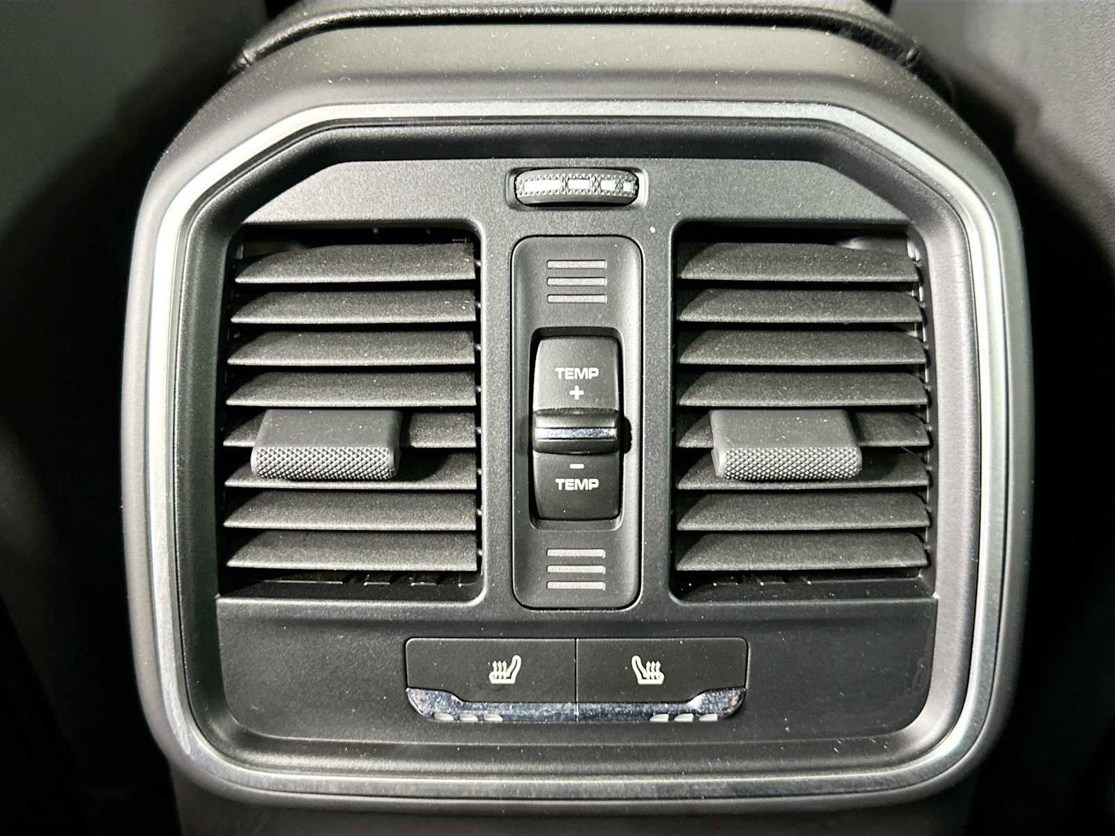 Certified 2024 Porsche Macan AWD/4WD image 25