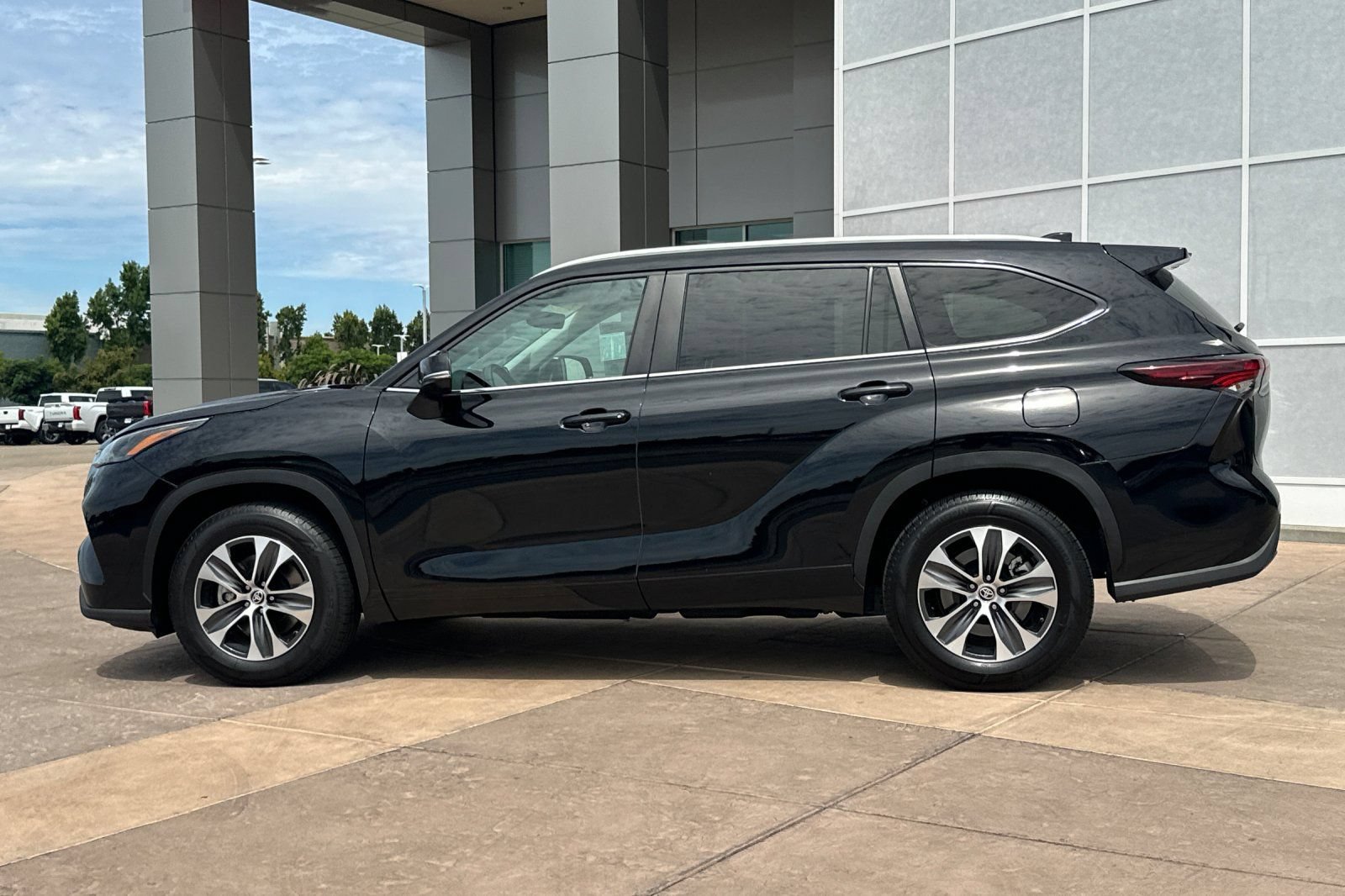 Certified 2024 Toyota Highlander XLE FWD image 8