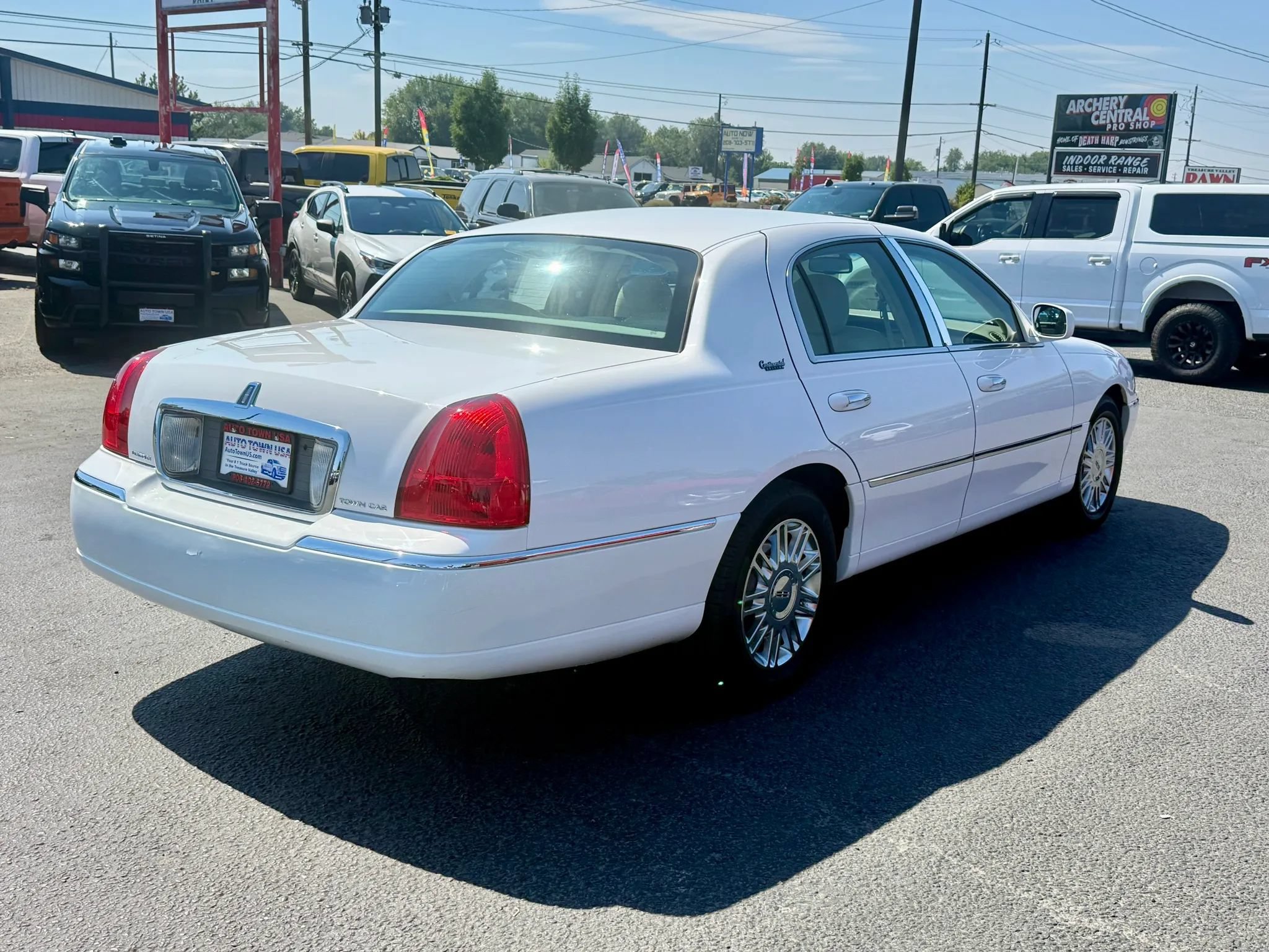 Used 2010 Lincoln Town Car Signature Limited RWD image 5