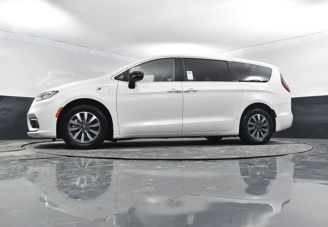 Used 2024 Chrysler Pacifica Select image 55