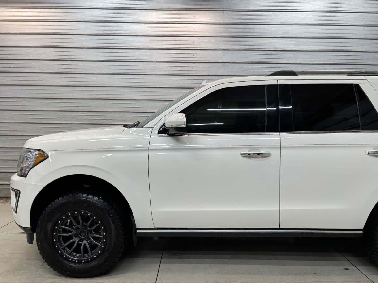 Used 2021 Ford Expedition Limited AWD/4WD image 3