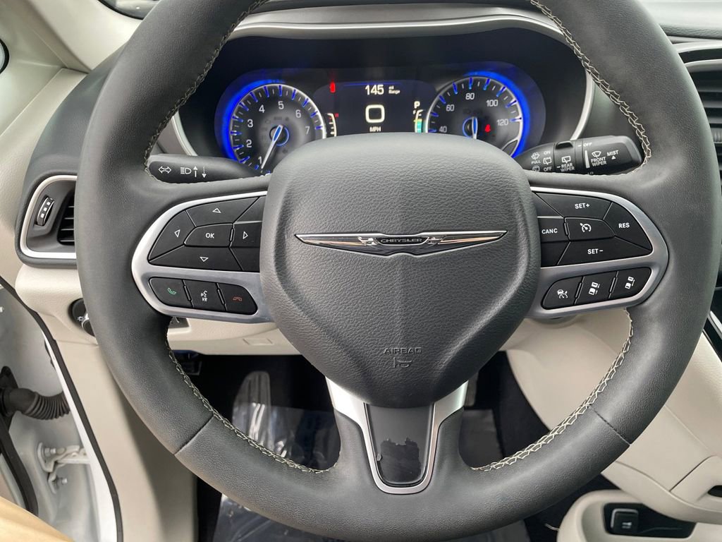 Used 2023 Chrysler Pacifica Touring-L FWD image 18
