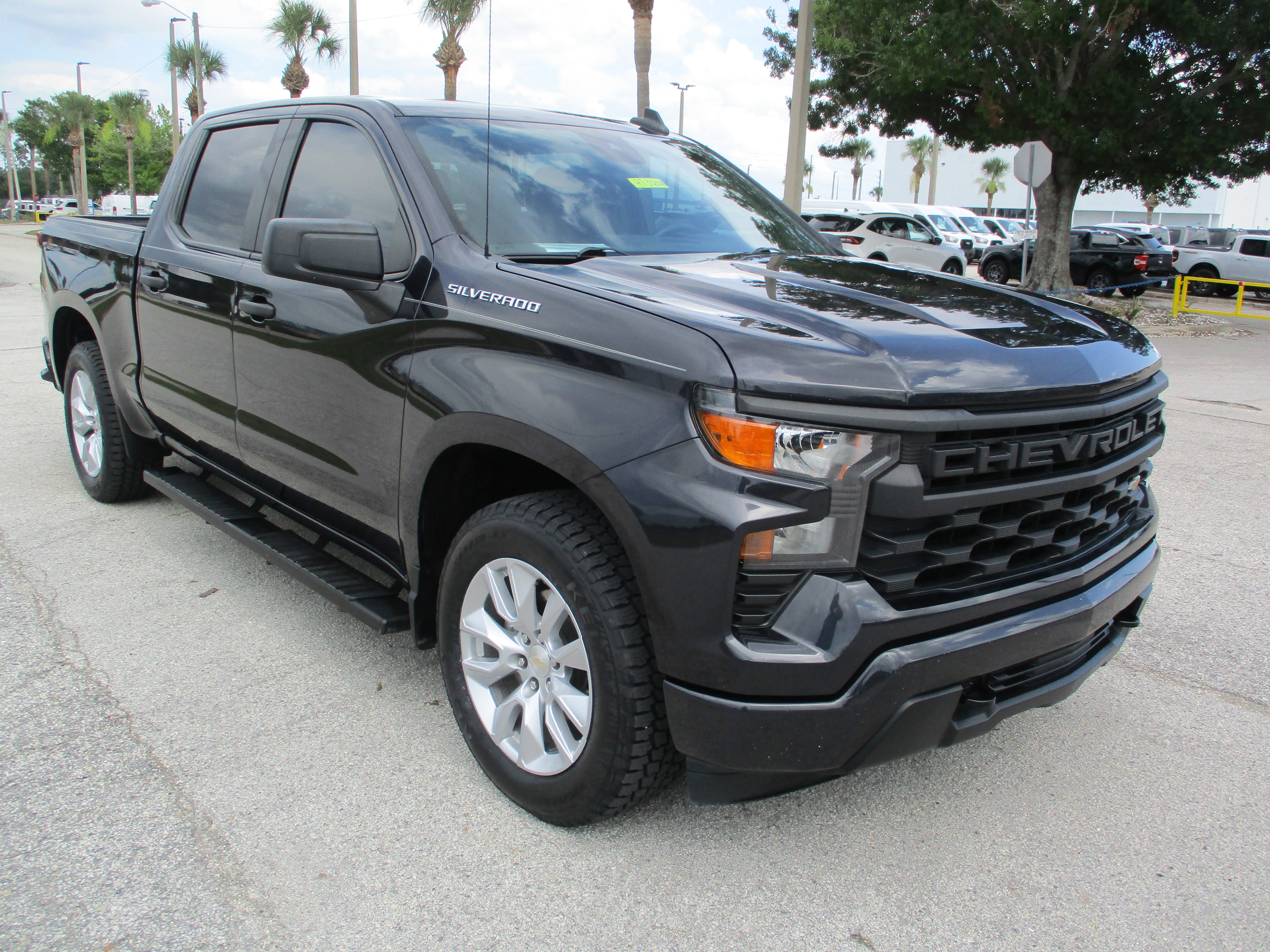 Used 2023 Chevrolet Silverado 1500 Custom image 1