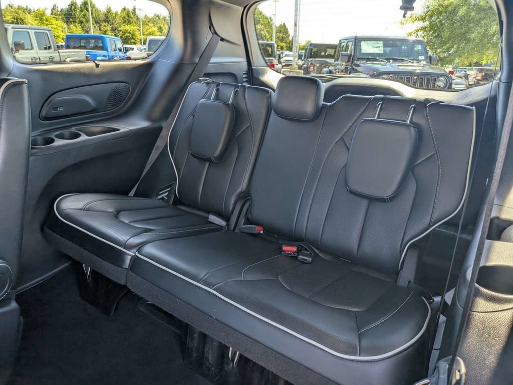 Used 2025 Chrysler Pacifica Limited FWD image 13