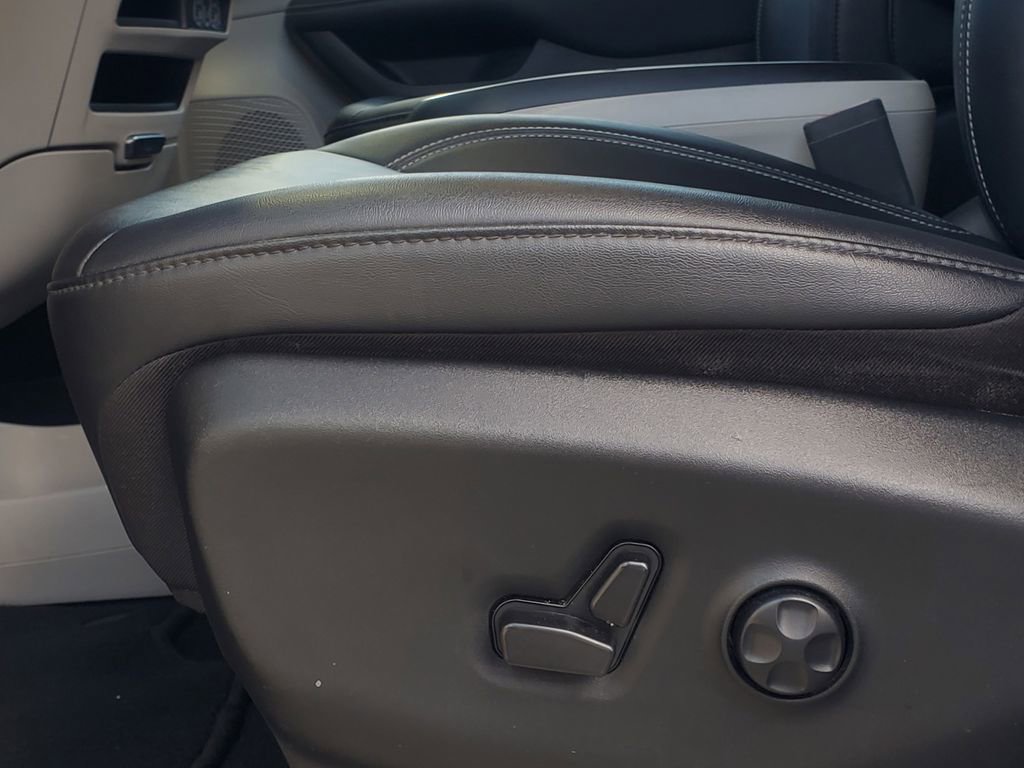 Used 2024 Chrysler Pacifica Touring-L image 16