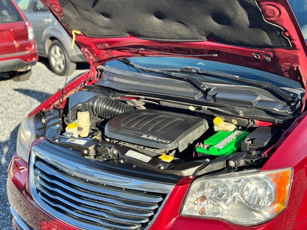 Used 2013 Chrysler Town & Country Touring FWD image 8