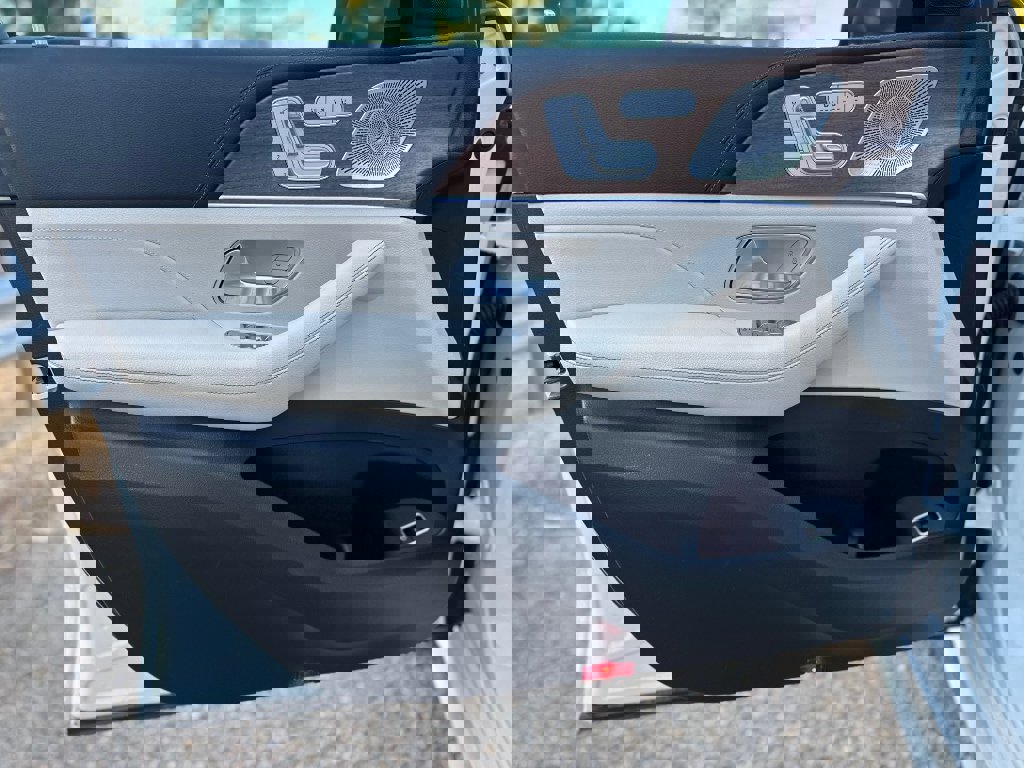 Used 2025 Mercedes-Benz GLS 450 4MATIC image 9