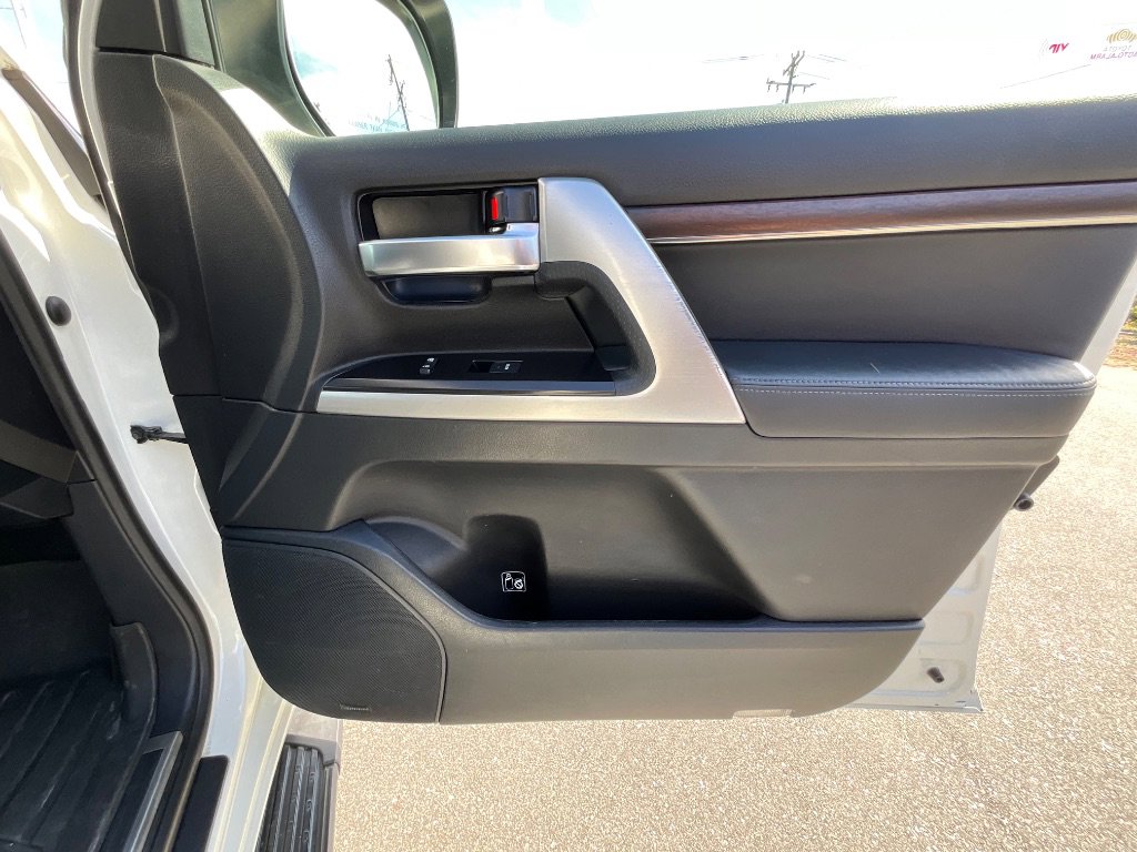 Used 2016 Toyota Land Cruiser image 37