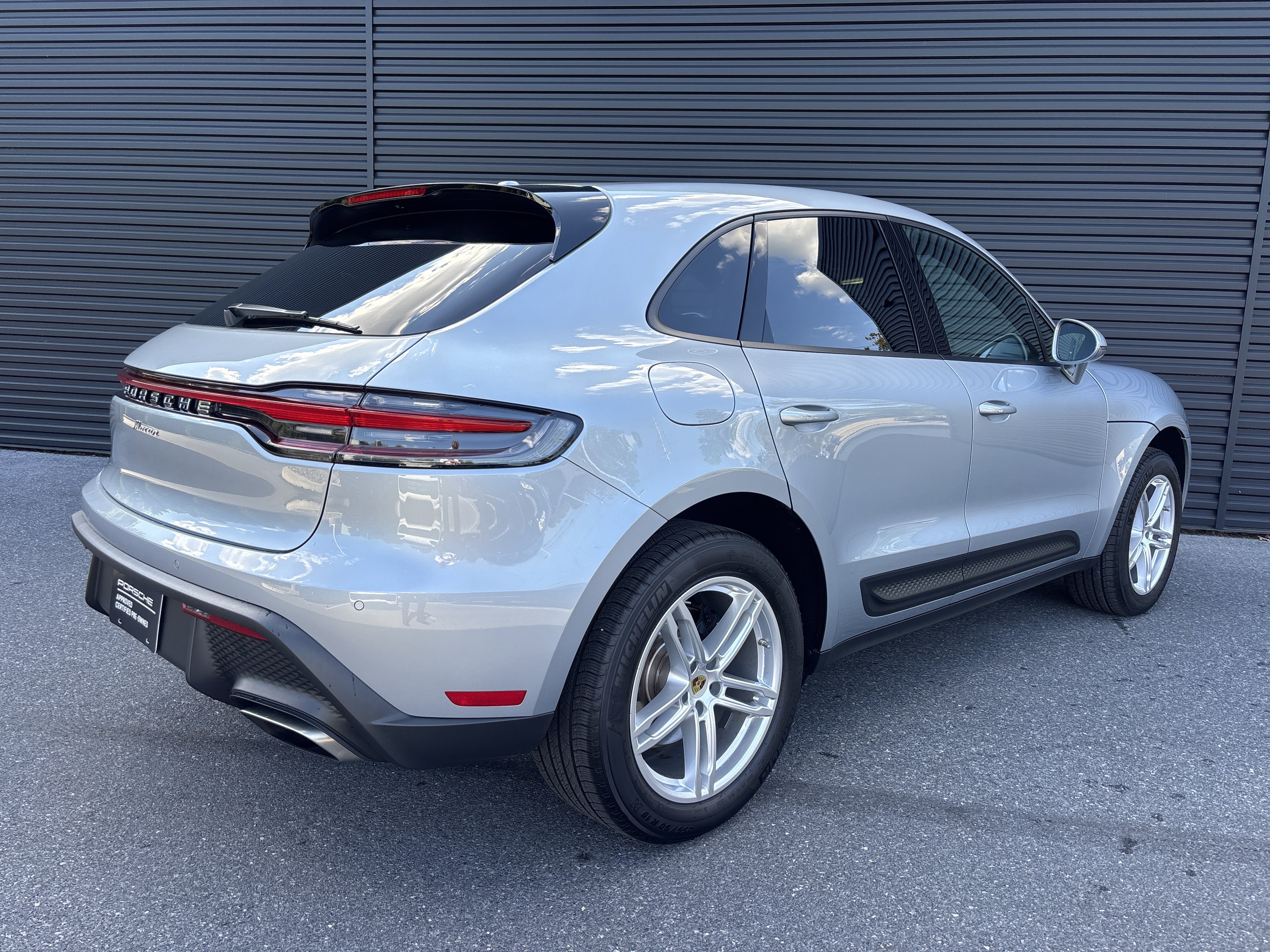 Certified 2025 Porsche Macan image 5