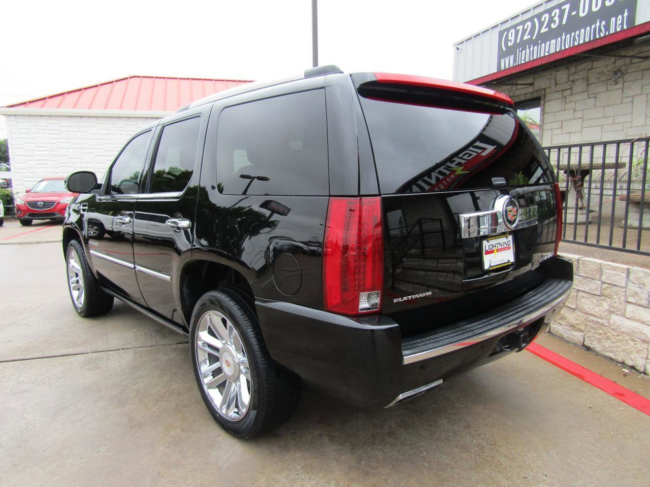 Used 2013 Cadillac Escalade Platinum RWD image 3