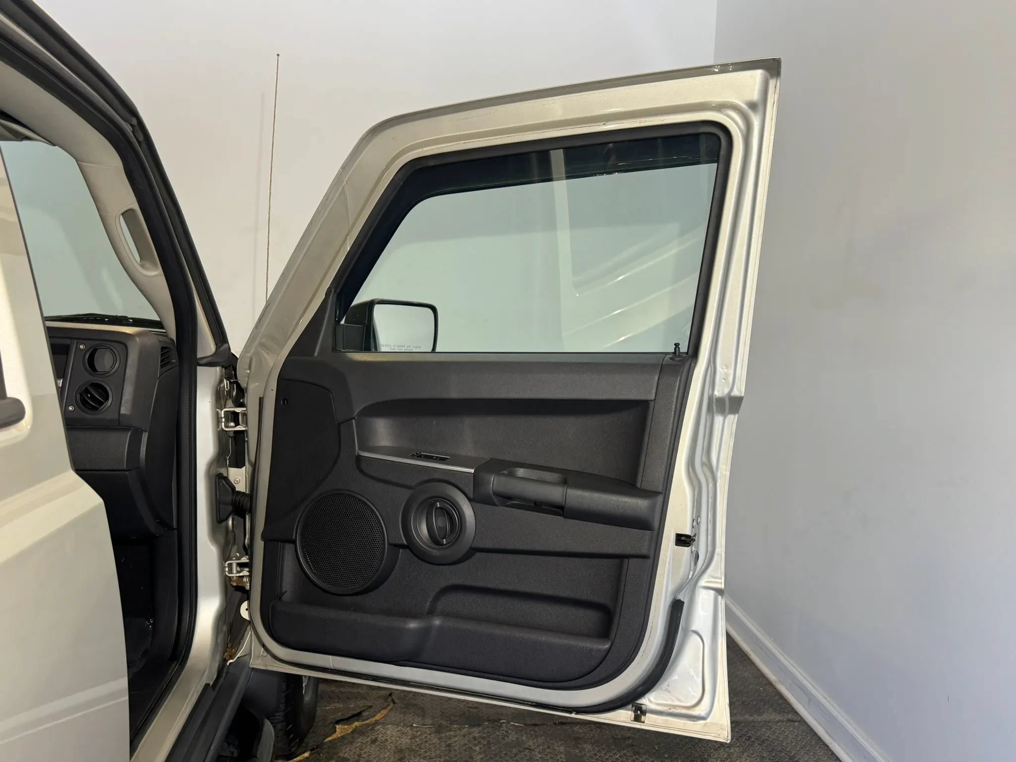 Used 2008 Jeep Commander Sport AWD/4WD image 17