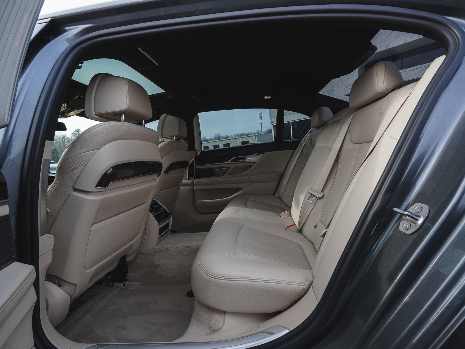 Used 2017 BMW 740i image 33