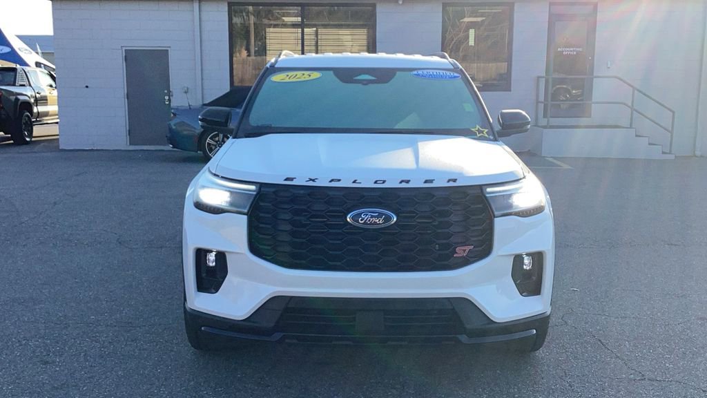 Used 2025 Ford Explorer ST image 2
