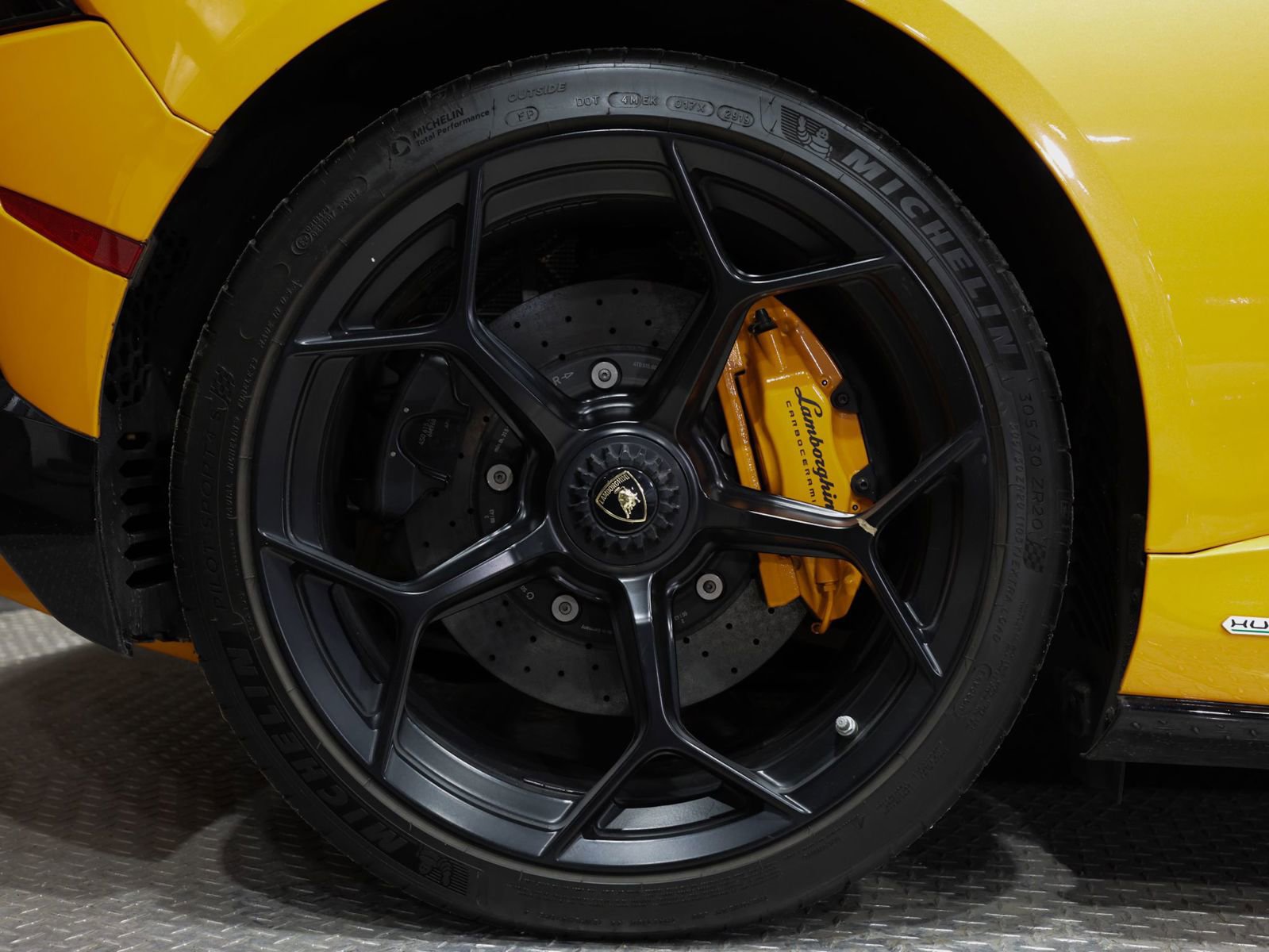 Used 2020 Lamborghini Huracan EVO image 18