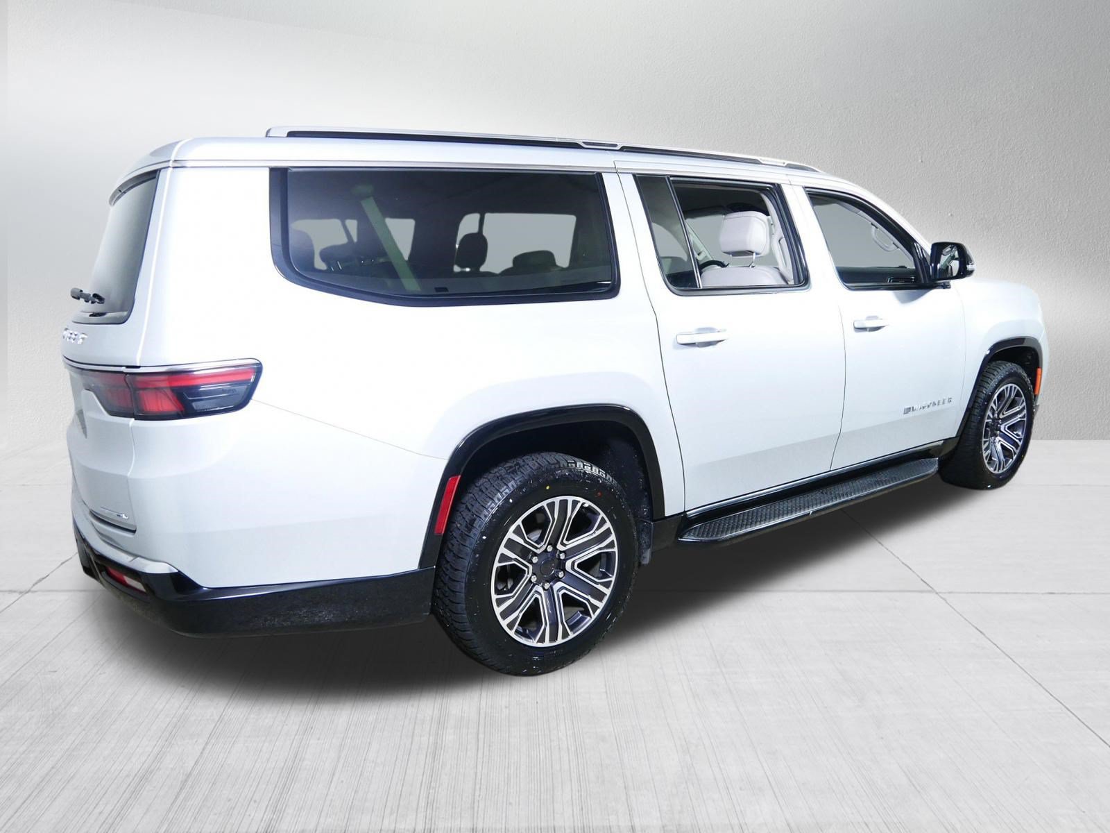 Used 2023 Jeep Wagoneer L Series II AWD/4WD image 7