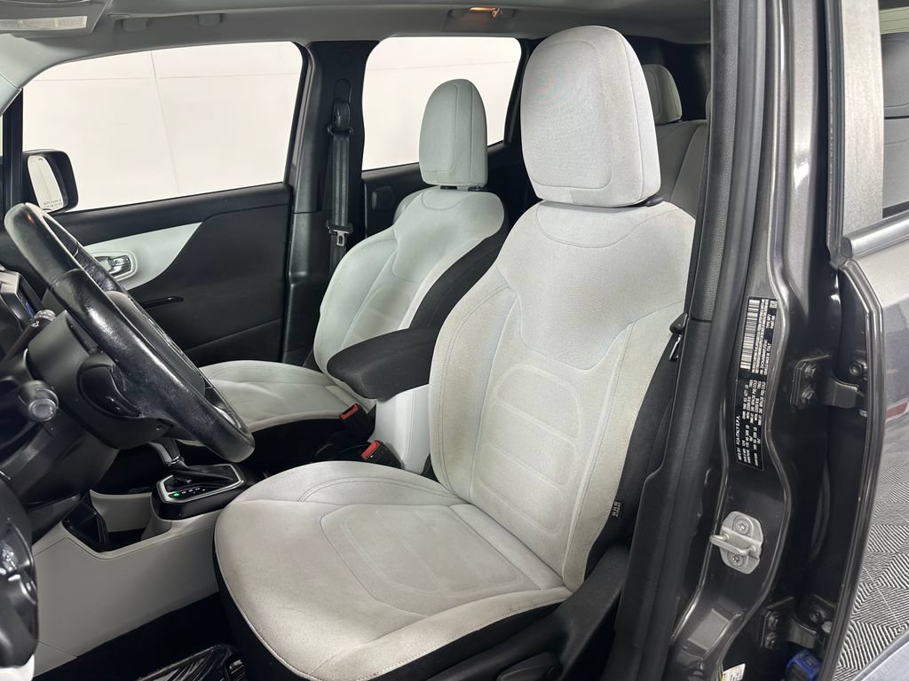 Used 2019 Jeep Renegade Latitude w/ UConnect 8.4 Nav Group FWD image 13