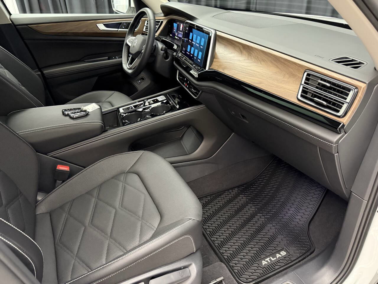 Used 2024 Volkswagen Atlas SE w/ Panoramic Sunroof Package image 27