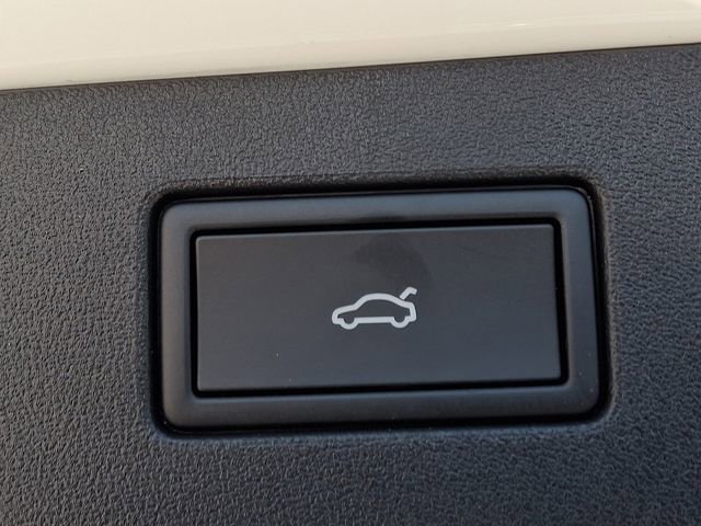 Certified 2025 Volkswagen Tiguan SE R-Line image 29