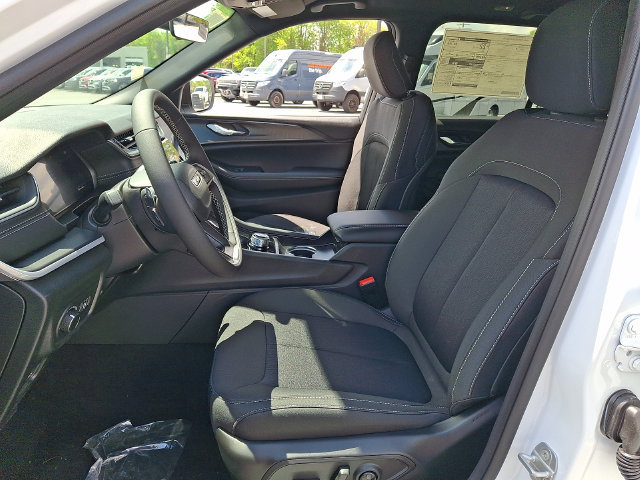 New 2026 Jeep Grand Cherokee Laredo w/ MOPAR Finishing Package AWD/4WD image 10