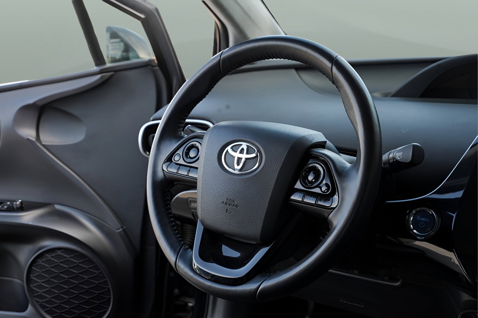 Used 2020 Toyota Prius XLE image 25