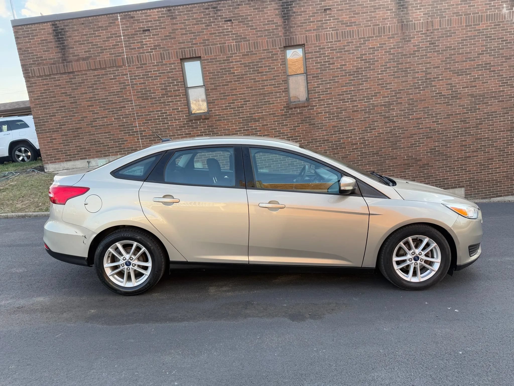 Used 2015 Ford Focus SE FWD image 2