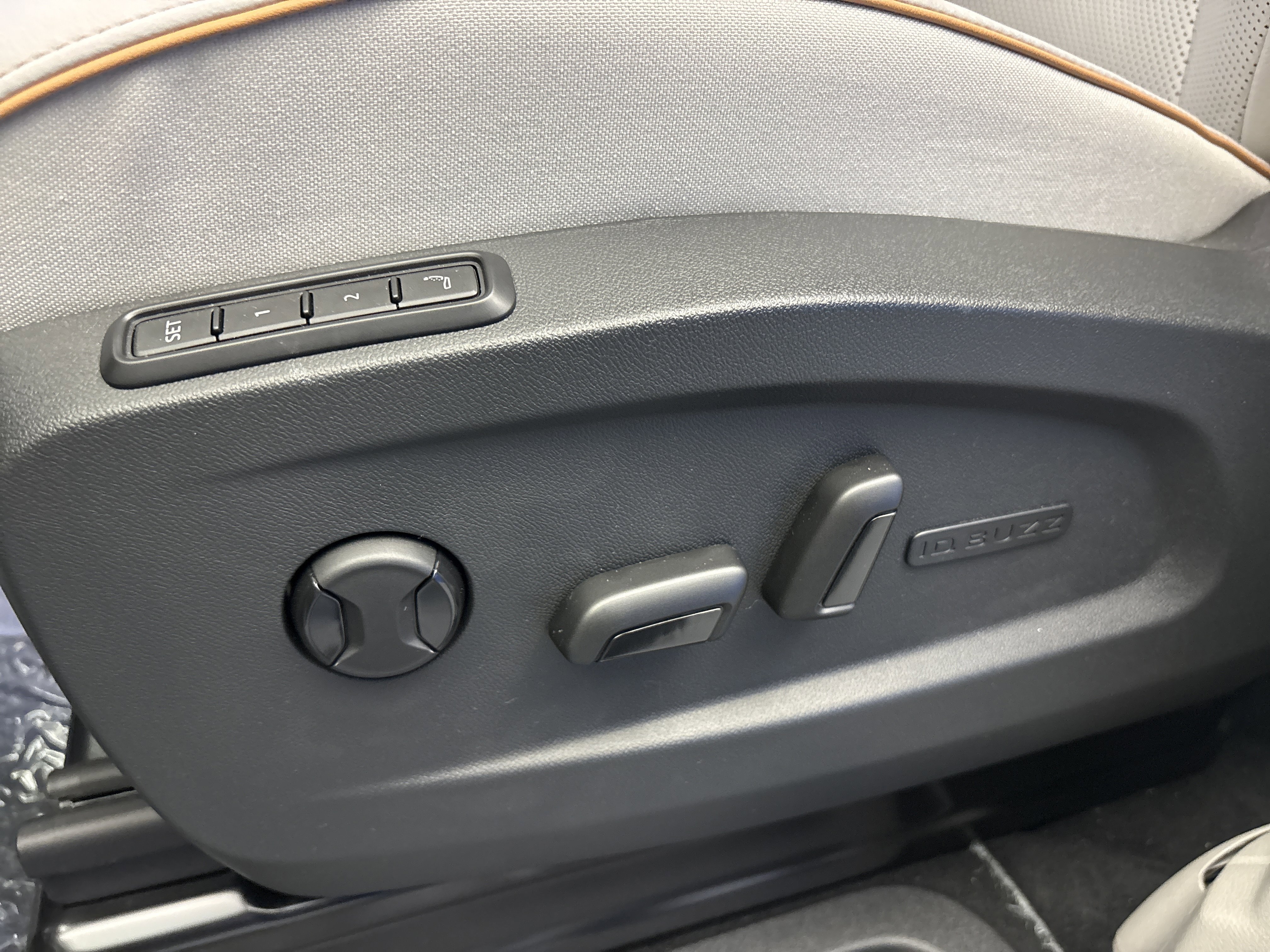 New 2025 Volkswagen ID. Buzz 1st Edition image 13