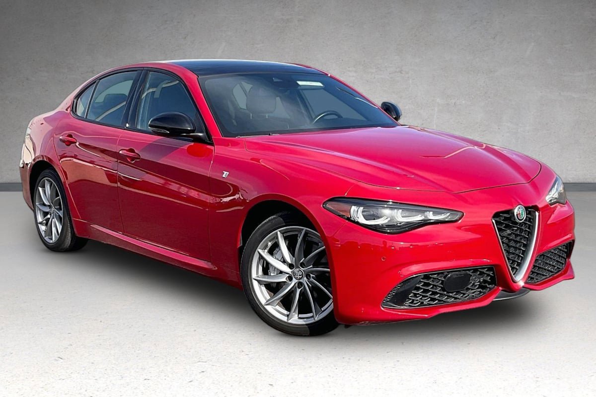 Used 2024 Alfa Romeo Giulia Ti AWD/4WD image 2