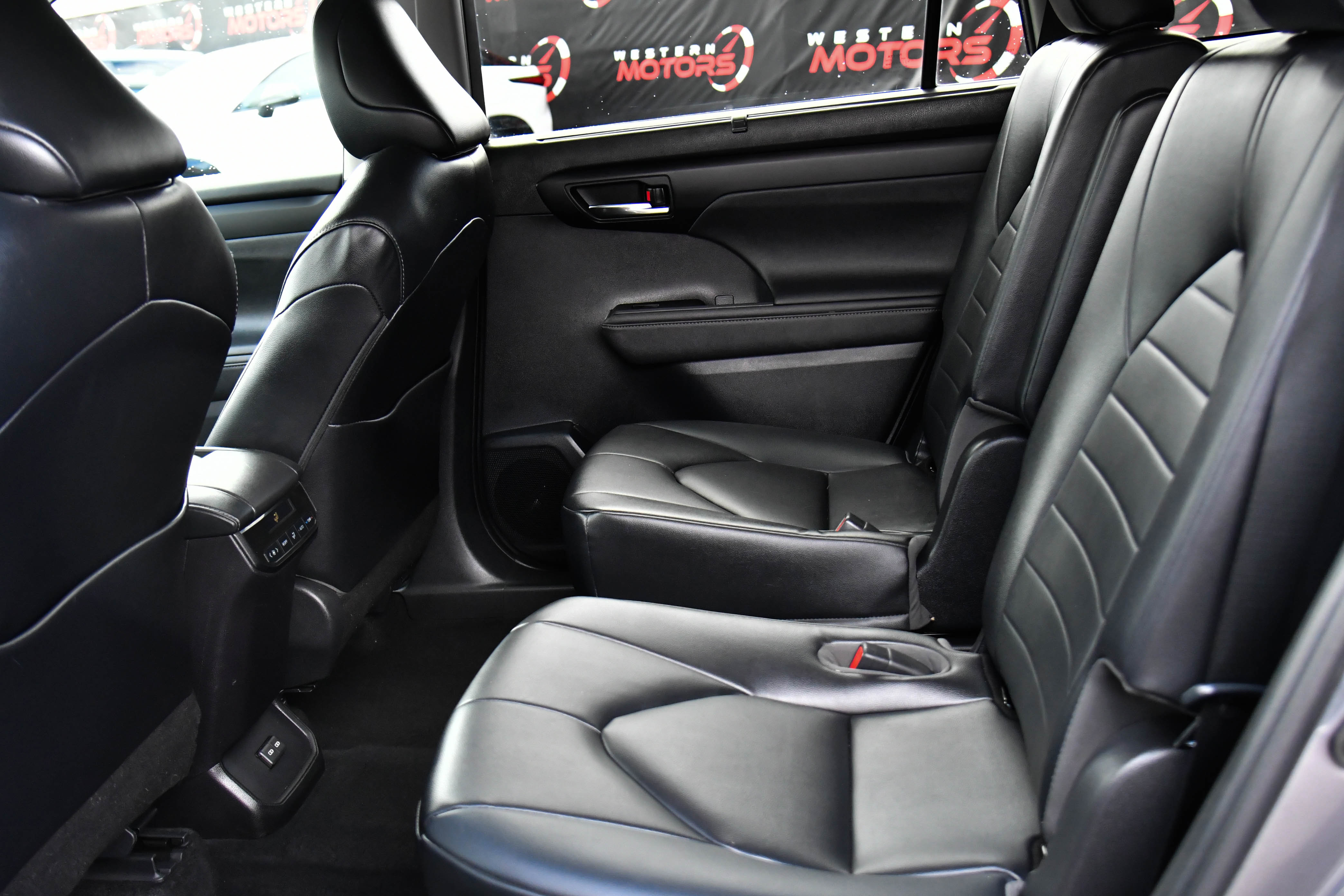 Used 2023 Toyota Highlander XLE AWD/4WD image 39