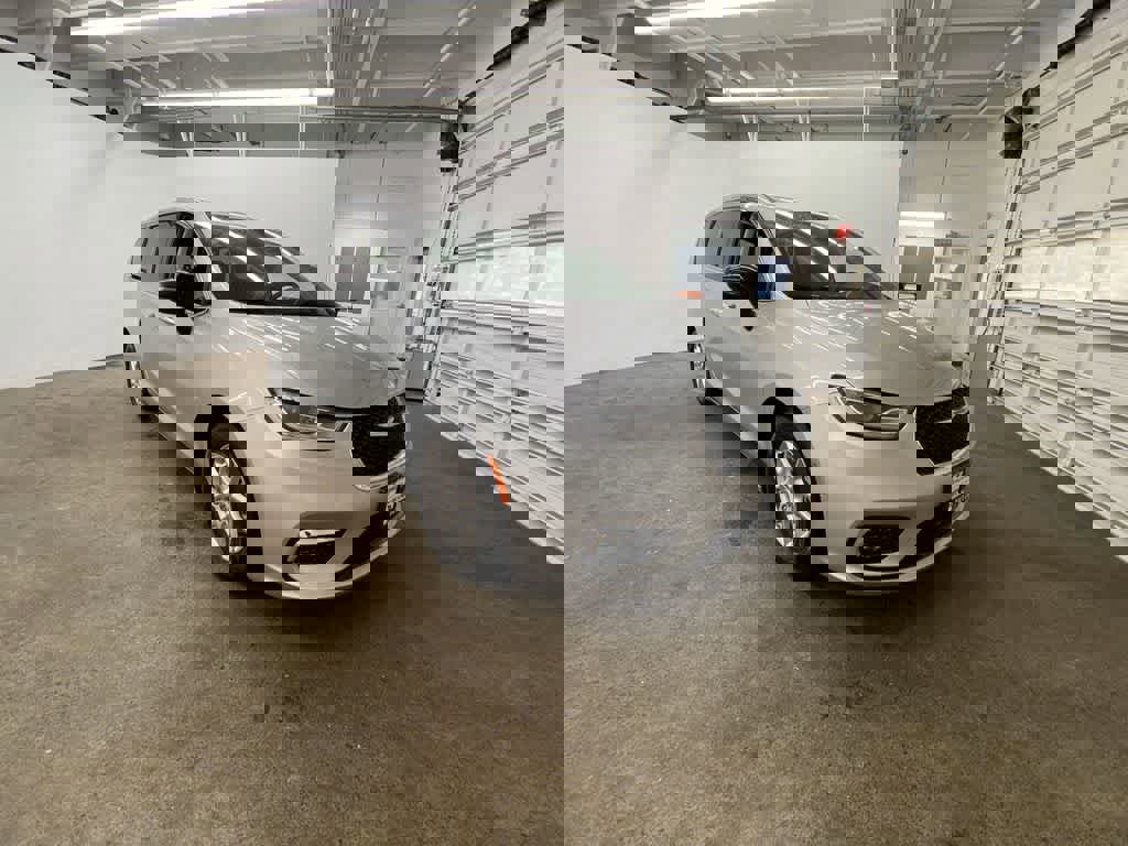 Used 2024 Chrysler Pacifica Touring-L image 8