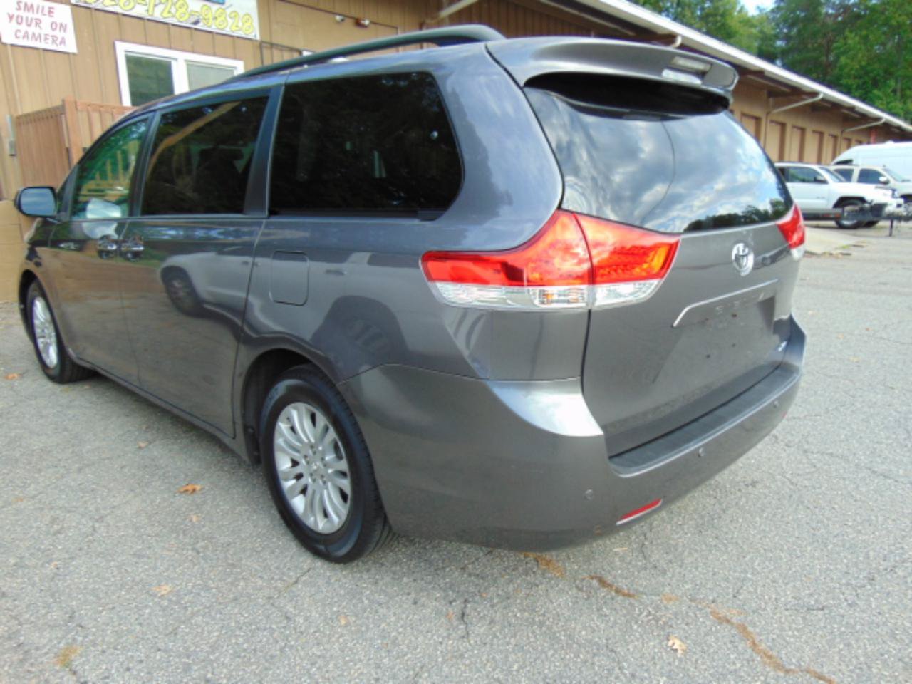 Used 2014 Toyota Sienna XLE w/ Entertainment Package FWD image 4