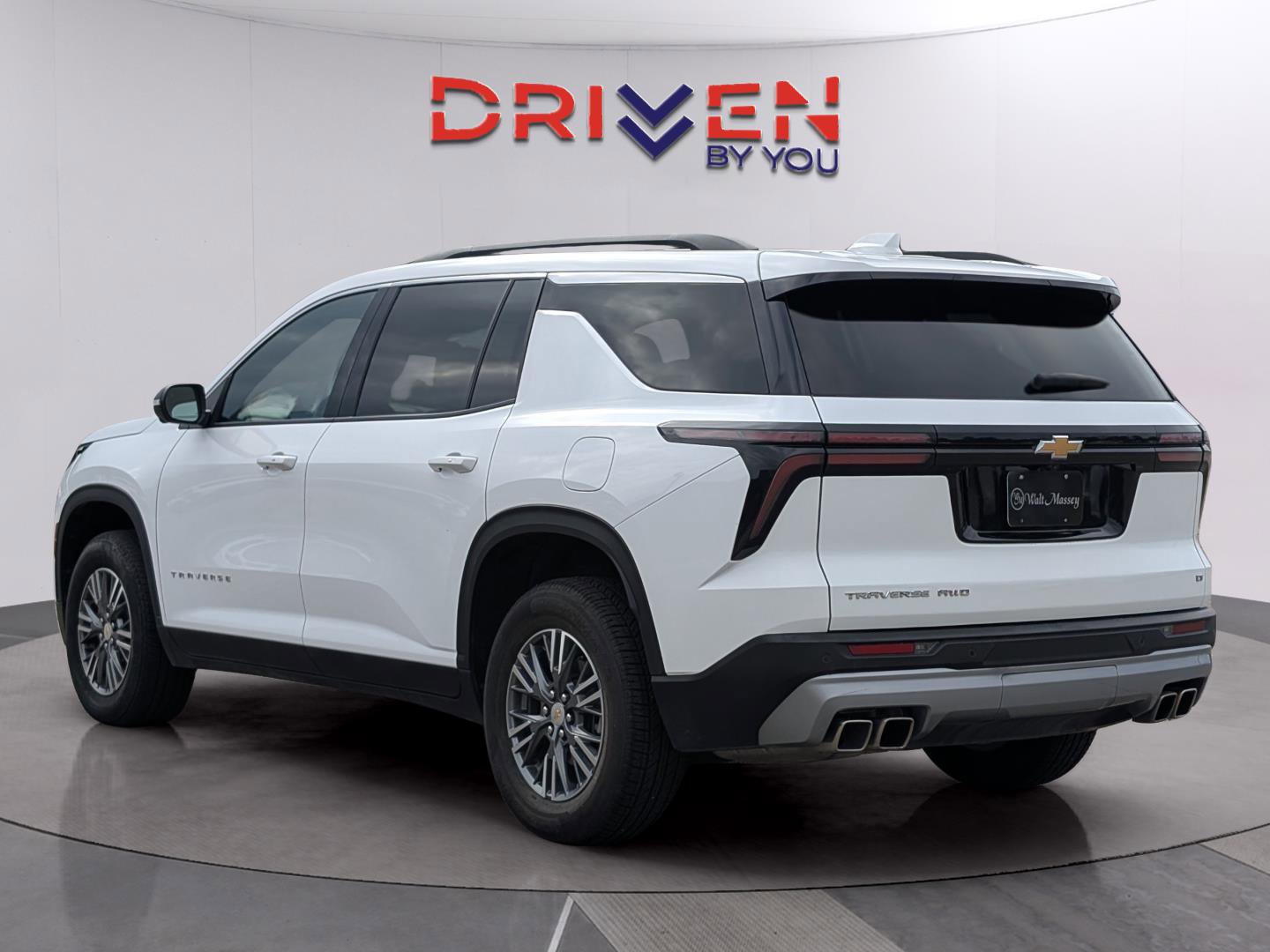 Used 2024 Chevrolet Traverse LT image 3