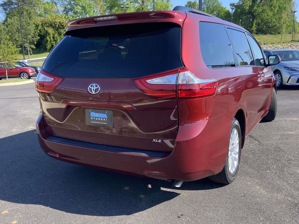 Used 2016 Toyota Sienna XLE FWD image 3
