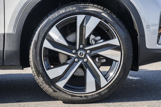 Certified 2025 Volvo XC40 B5 Plus image 17