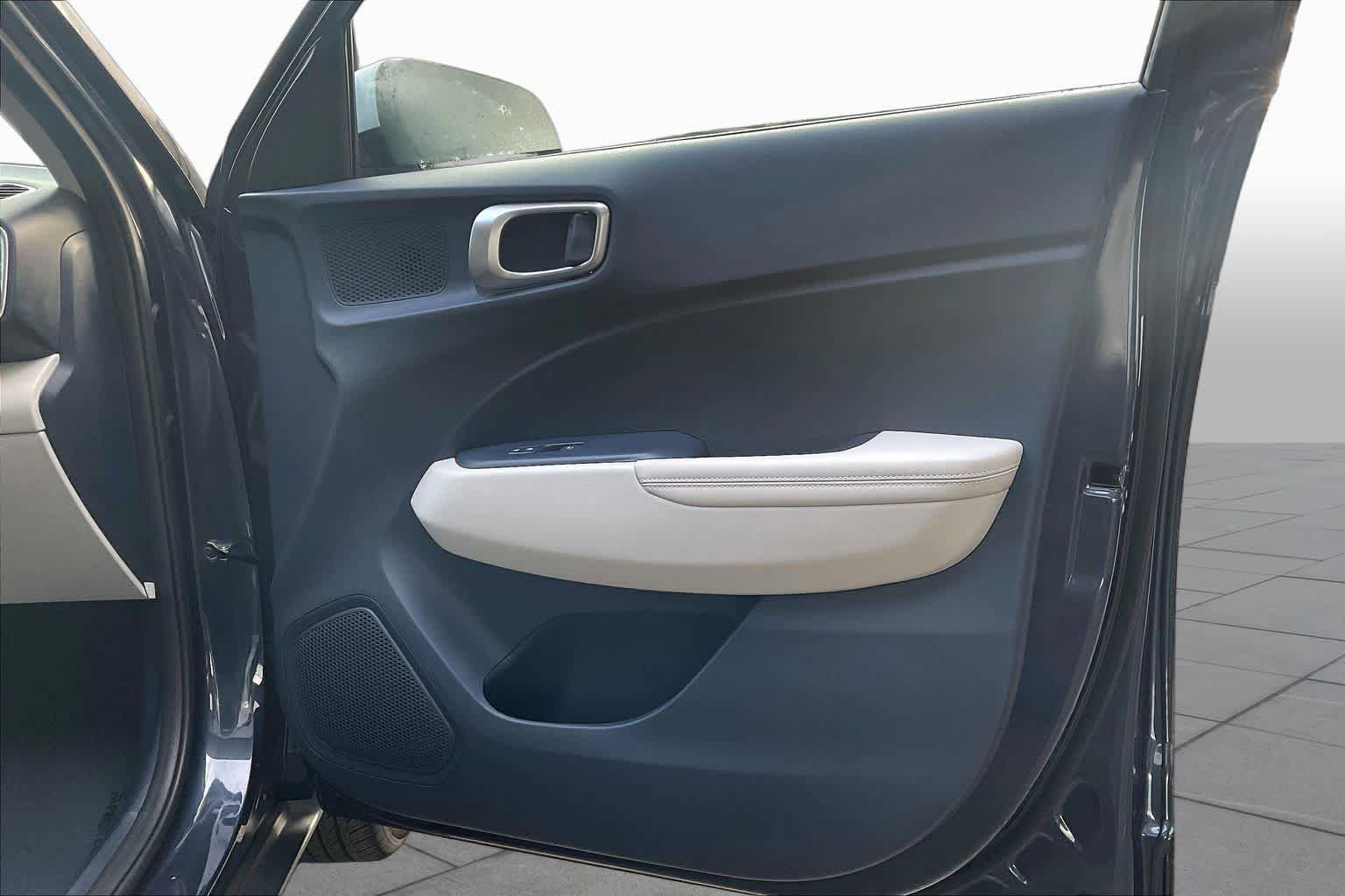 Certified 2025 Hyundai Venue Limited FWD image 23