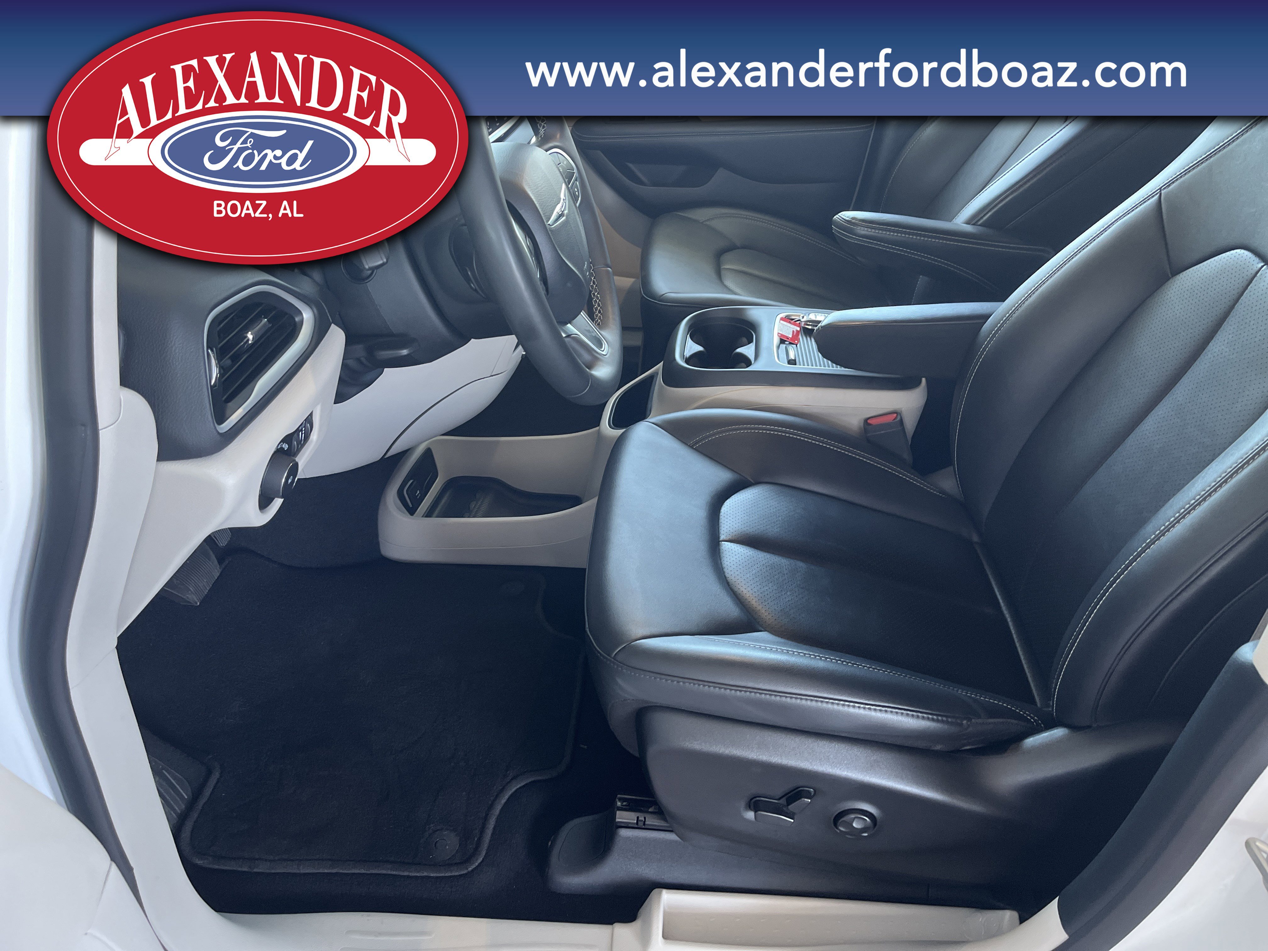 Used 2024 Chrysler Pacifica Touring-L image 8