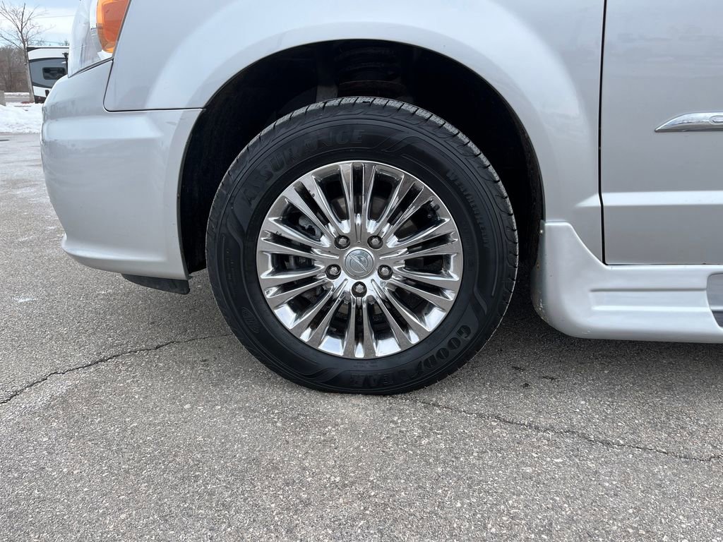 Used 2011 Chrysler Town & Country Limited image 29