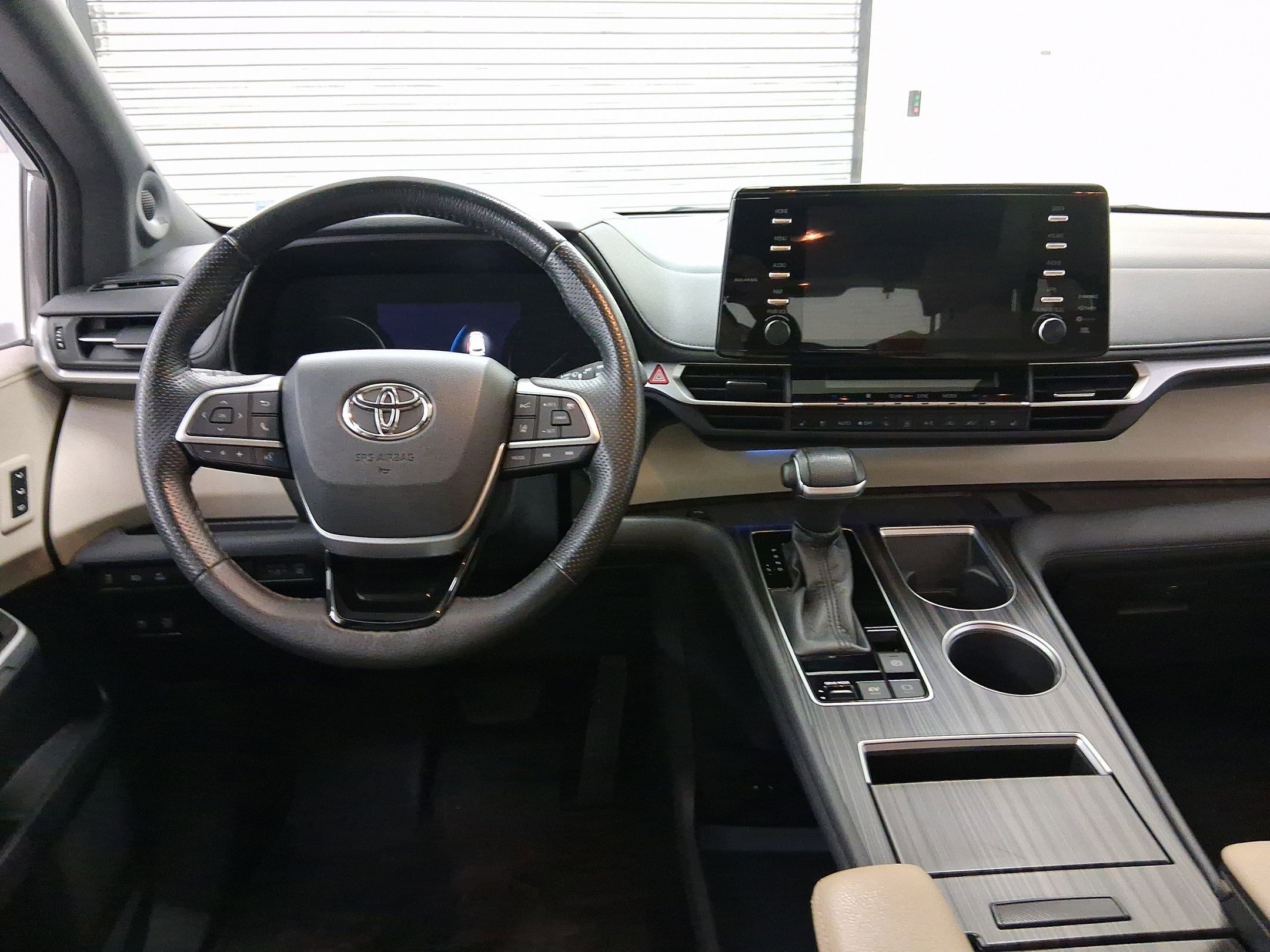 Used 2021 Toyota Sienna Limited image 4