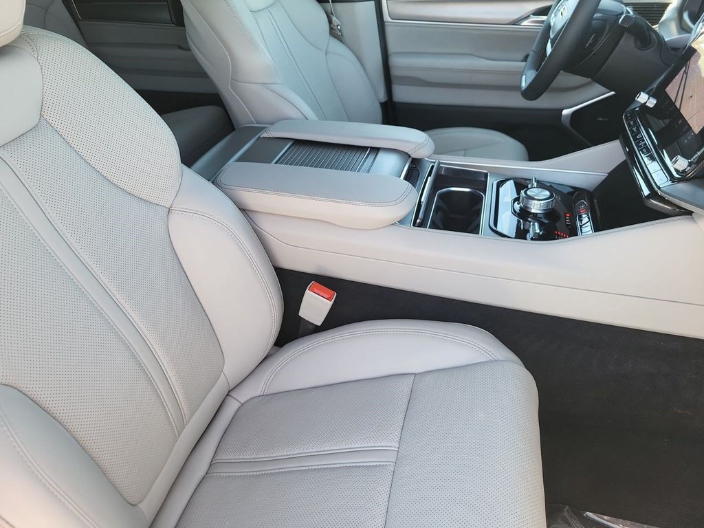 Used 2025 Jeep Wagoneer Series III w/ Premium Group I AWD/4WD image 35