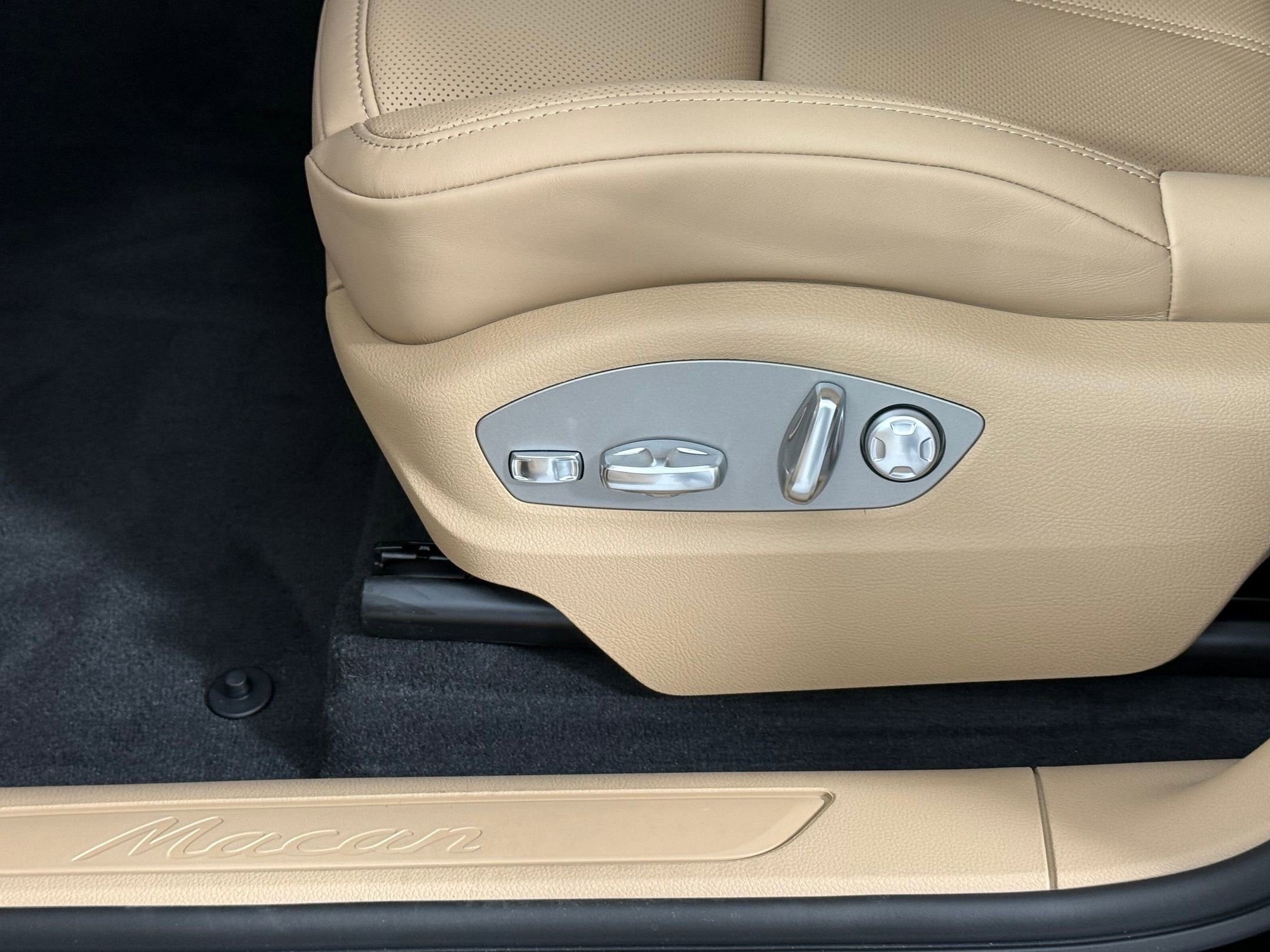 Certified 2026 Porsche Macan AWD/4WD image 15