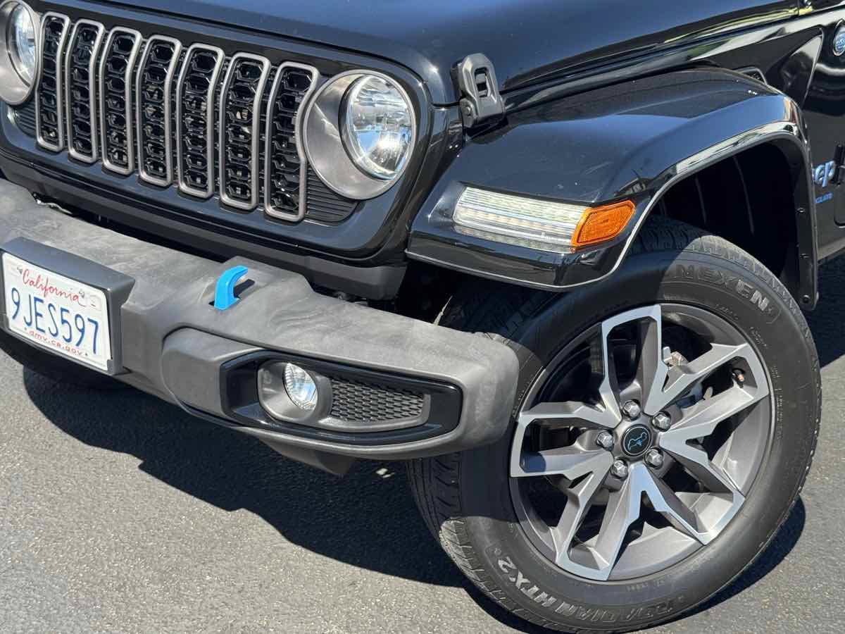 Used 2024 Jeep Wrangler Unlimited w/ Convenience Group AWD/4WD image 3