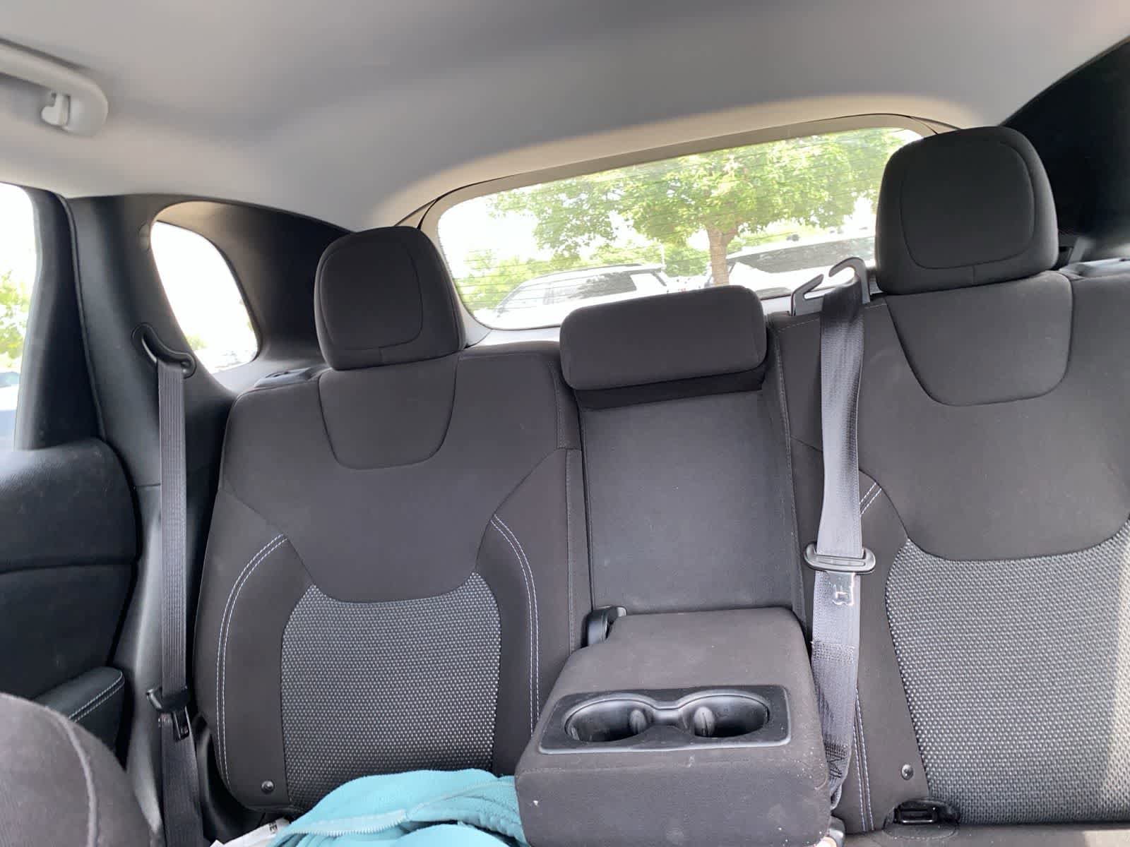 Used 2019 Jeep Cherokee Latitude w/ Popular Appearance Group FWD image 11