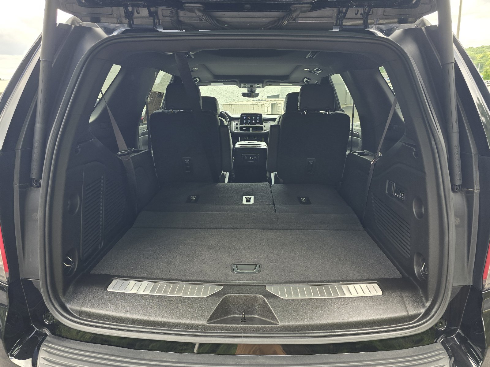 Used 2021 Chevrolet Tahoe Premier w/ Premium Package AWD/4WD image 25