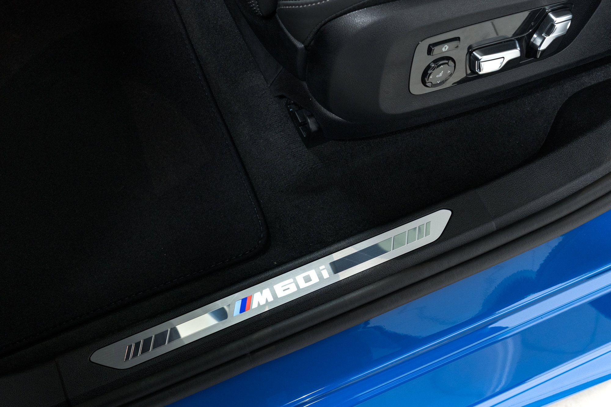 Used 2025 BMW X6 M60i w/ Executive Package image 12