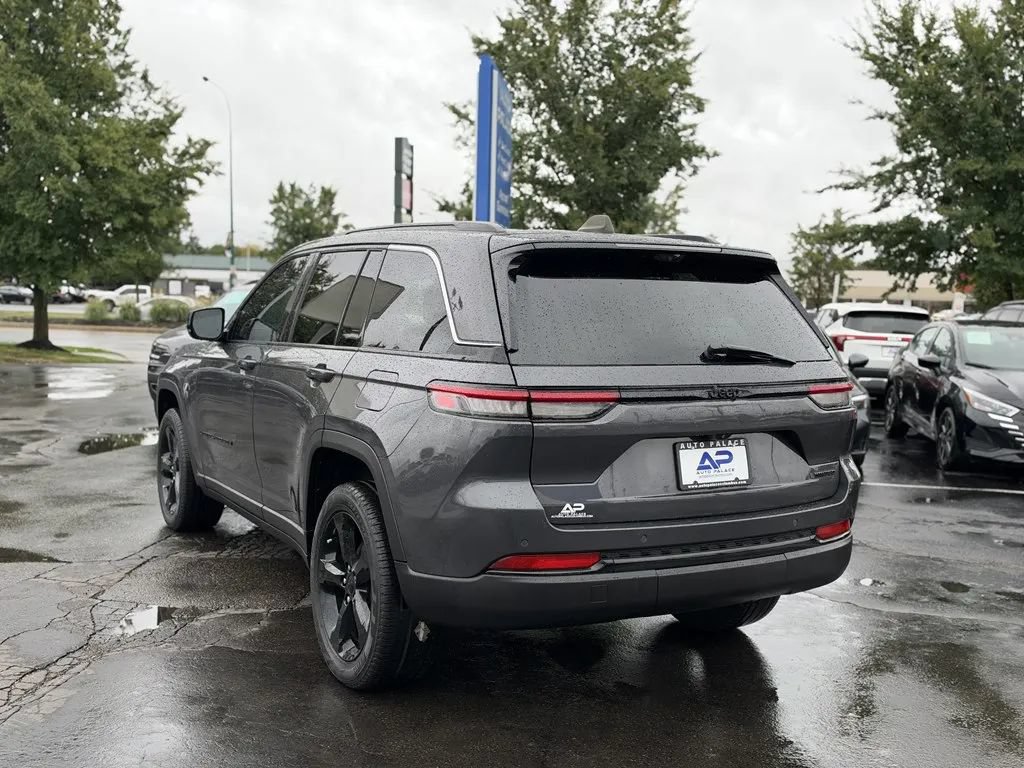 Used 2024 Jeep Grand Cherokee Limited w/ Black Appearance Package RWD image 4
